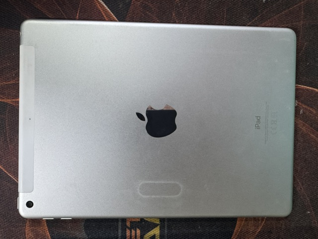 Apple iPad (דור 6) 9.7 אינץ׳ Cellular — עם תקשורת סלולרית — תמונה 4
